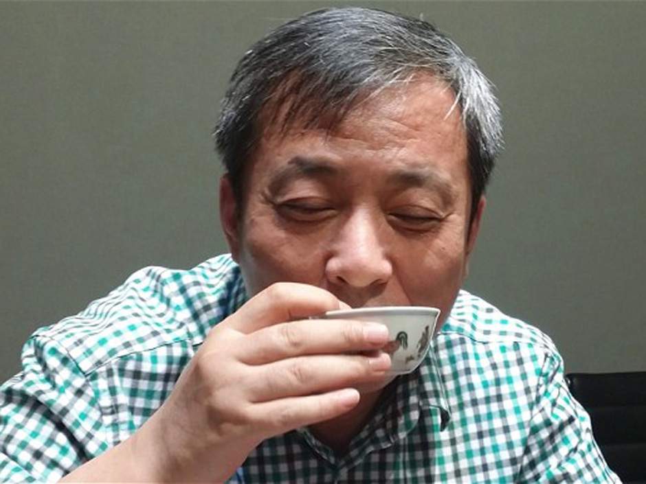 Liu Yiqian sorseggia il tè in una tazza Ming da 36 milioni di dollari