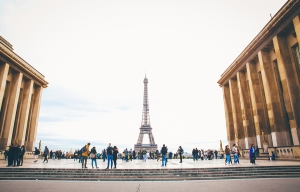 Sotto la Tour Eiffel con il portafoglio vuoto