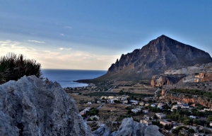 Erice, la Sicilia nella nebbia